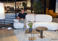 Neo-Style zette met model Stone een flinke stap uit de comfortzone. Ivo Meerts (agent Vlaanderen) vertelt dat er enorm goed op gereageerd is op de organische vormen van de sofa.
